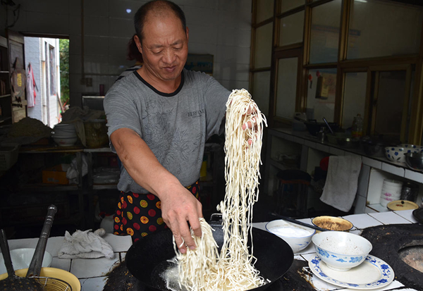 鄉(xiāng)村廚師做炒面，方法奇特不多見